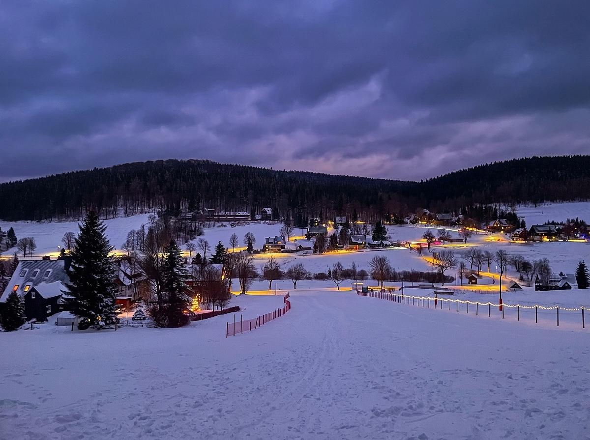 Winterliches Rehefeld-Zaunhaus mit verschneitem Ferienhaus