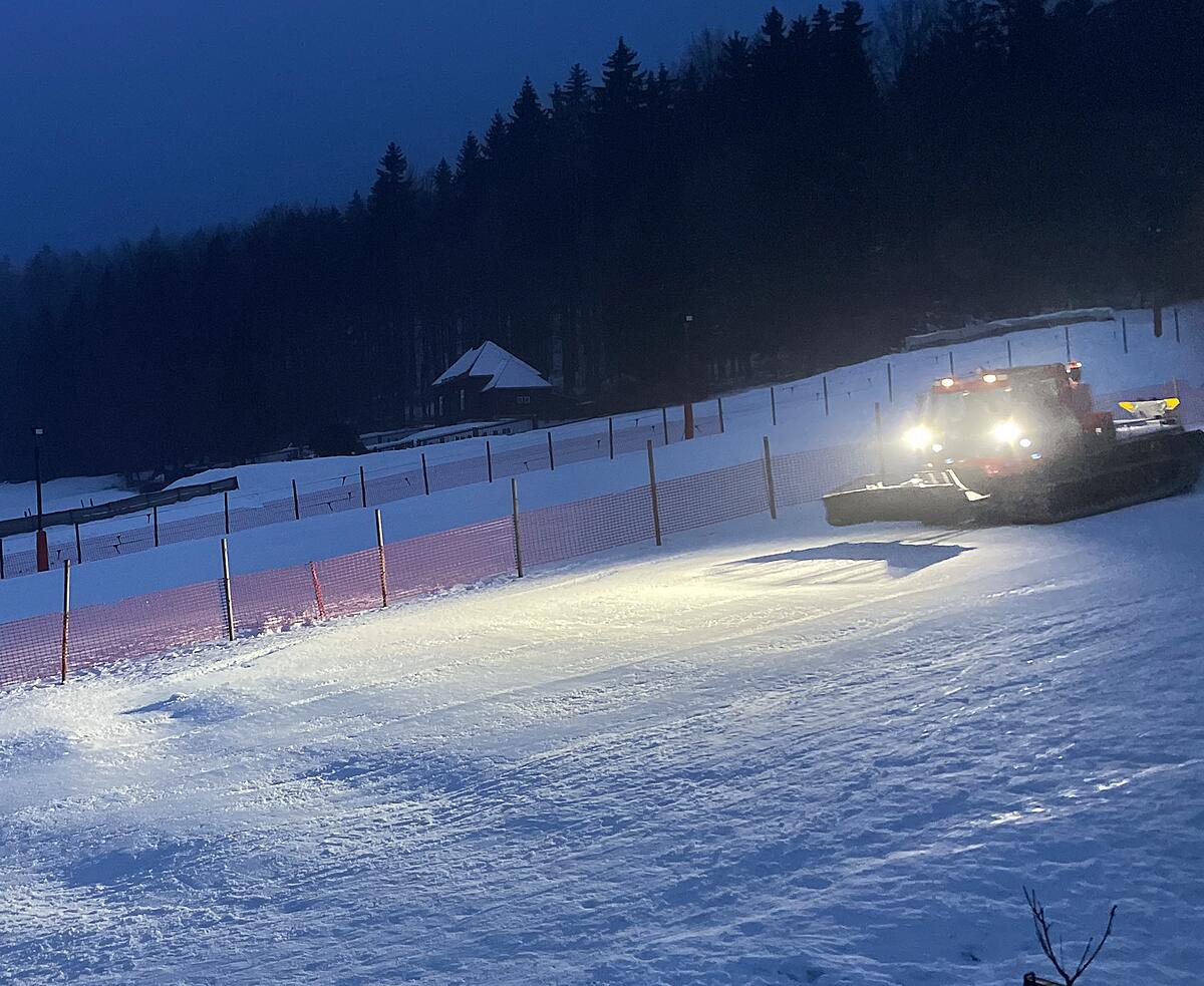 Pistenraupe auf dem Skihang direkt vor dem Ferienhaus