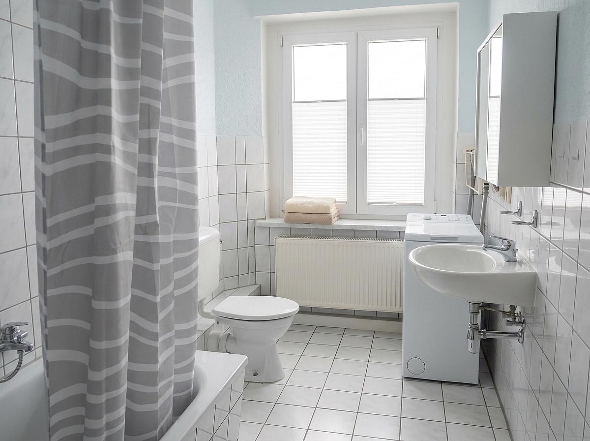 Bad mit Wanne und Waschmaschine