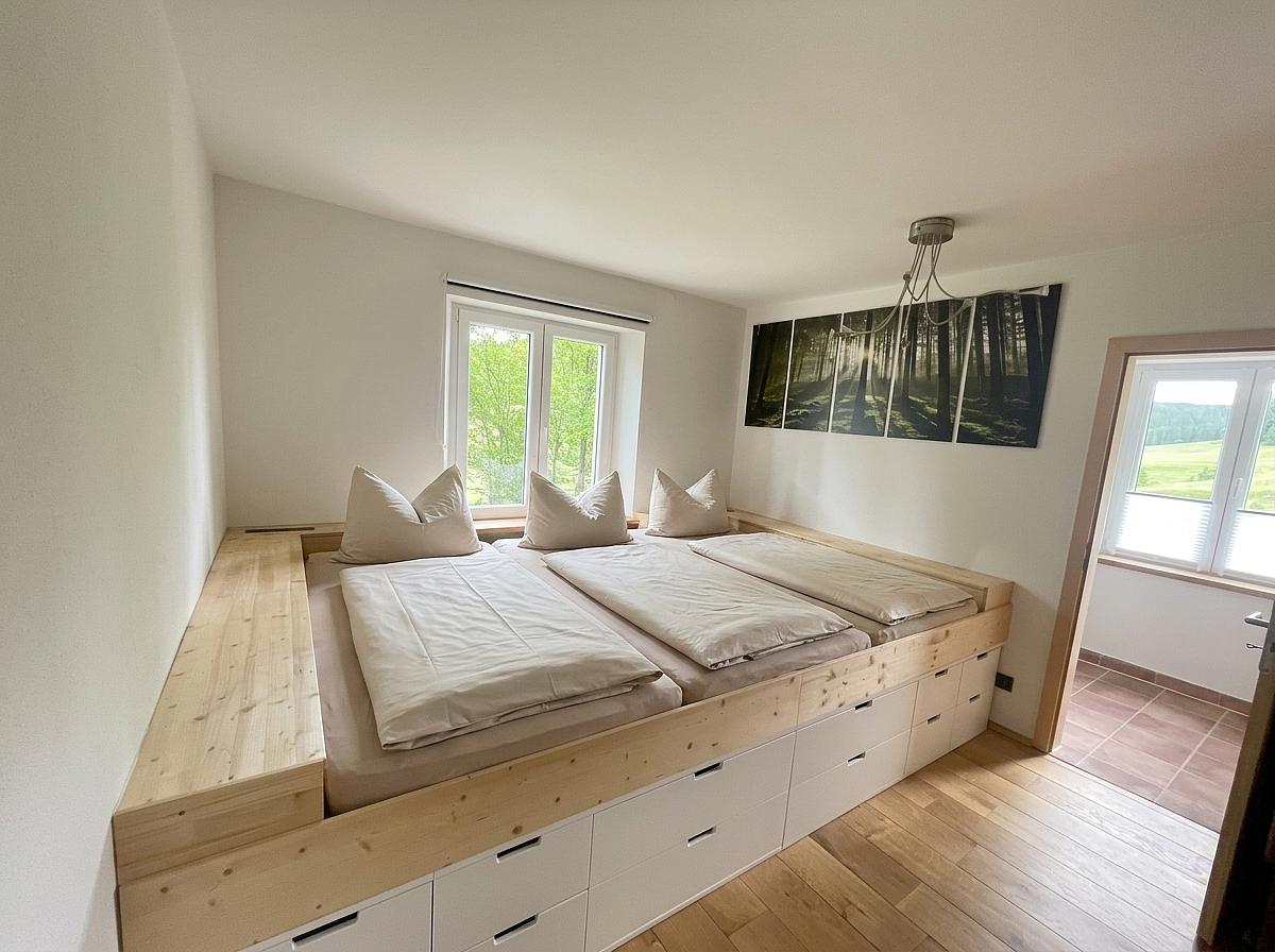 Familienbett mit Fensterblick im Schlafzimmer