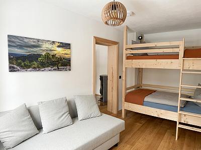 Kinderzimmer mit Stockbett und Schlafsofa