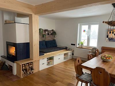 Große Wohnküche mit Kaminofen und gemütlichem Loungebereich