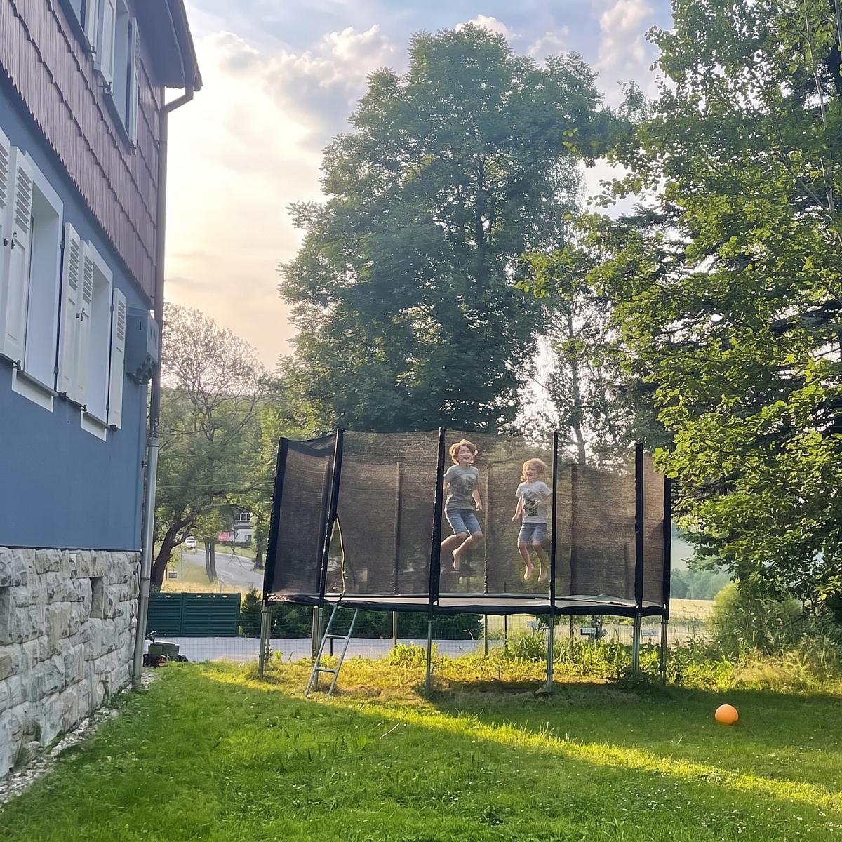 Großes Trampolin (5m) direkt vorm Haus (Symbolbild, KI-generiert)