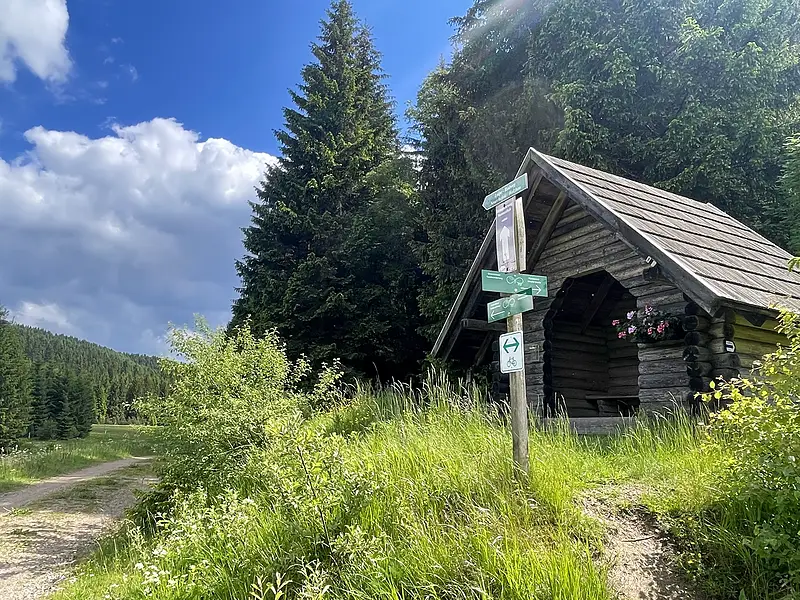 Umgebung Sommer Schutzhuette Wegweiser 800w – Ferienwohnungen Rehefeld-Zaunhaus