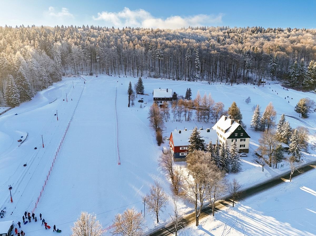 Blick auf den Skihang/Rodelhang und die Ferienwohnung – Ferienwohnungen Rehefeld-Zaunhaus