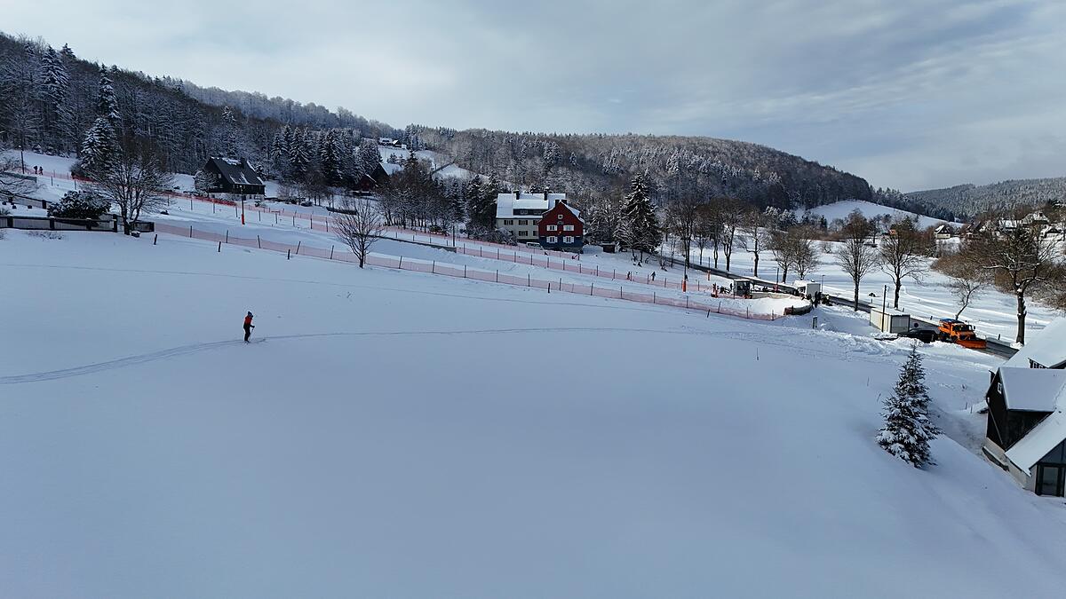 Drohnenaufnahme des Skigebiets Rehefeld mit Skihang