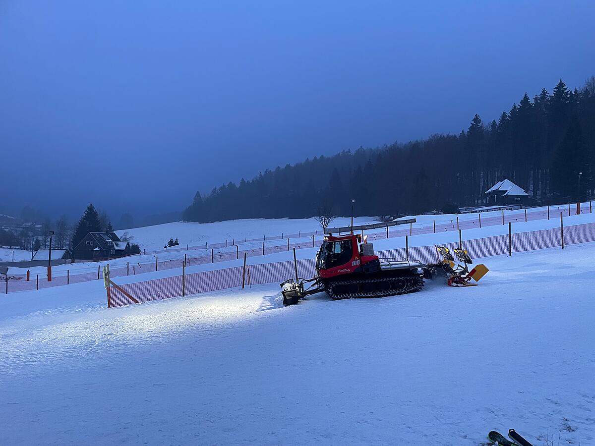 Der Ski-/Rodelhang wird für den nächsten Tag perfekt prepariert
