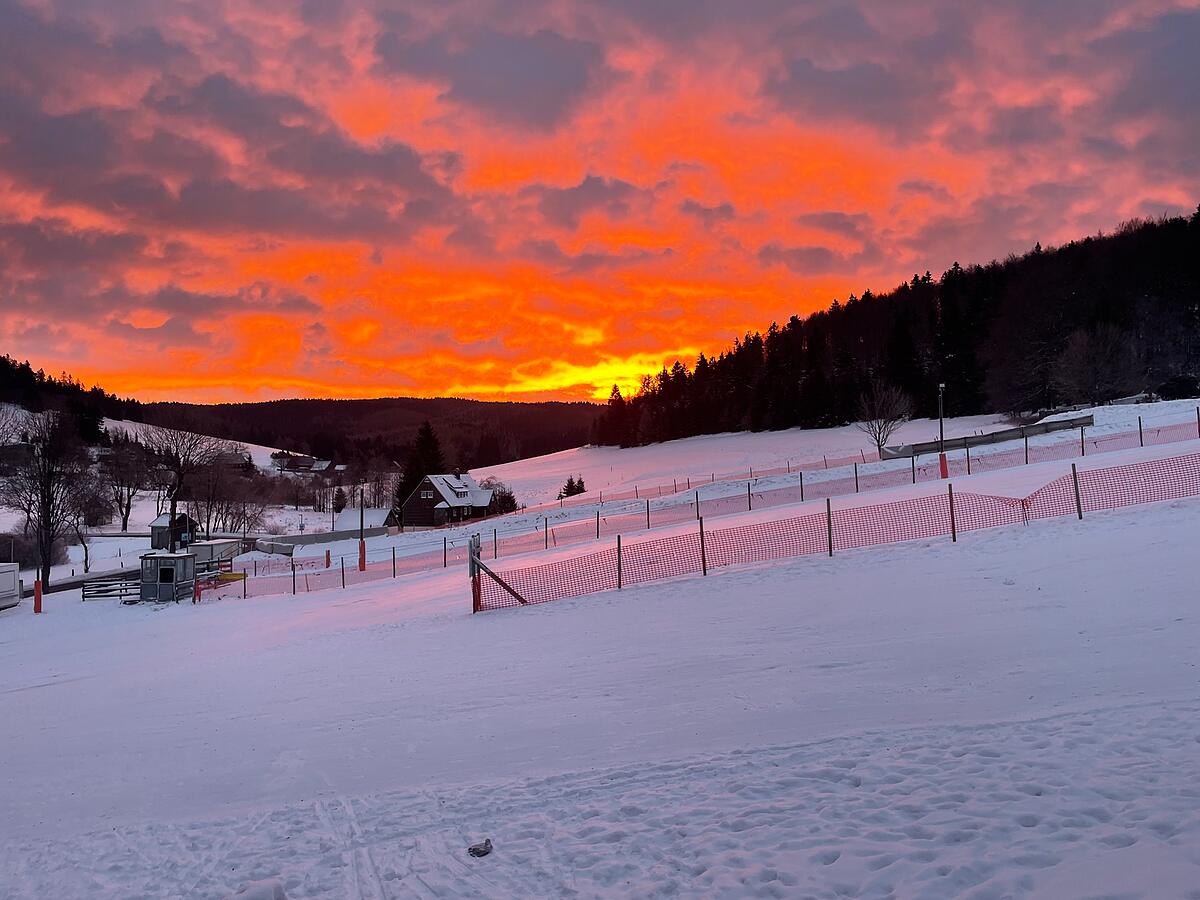 Spektakulärer Sonnenaufgang am Skihang von Rehefeld